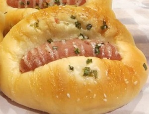 蔥花香腸包